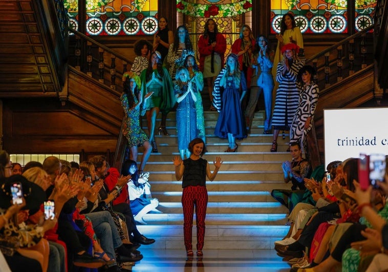 Trinidad Castillo saluda al público tras su desfile. En la escalinata del Casino, todas las modelos con sus diseños.