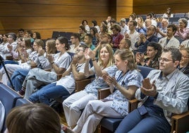 Acto de despedida a los MIR que acabaron en mayo, aunque el grueso termina hoy.