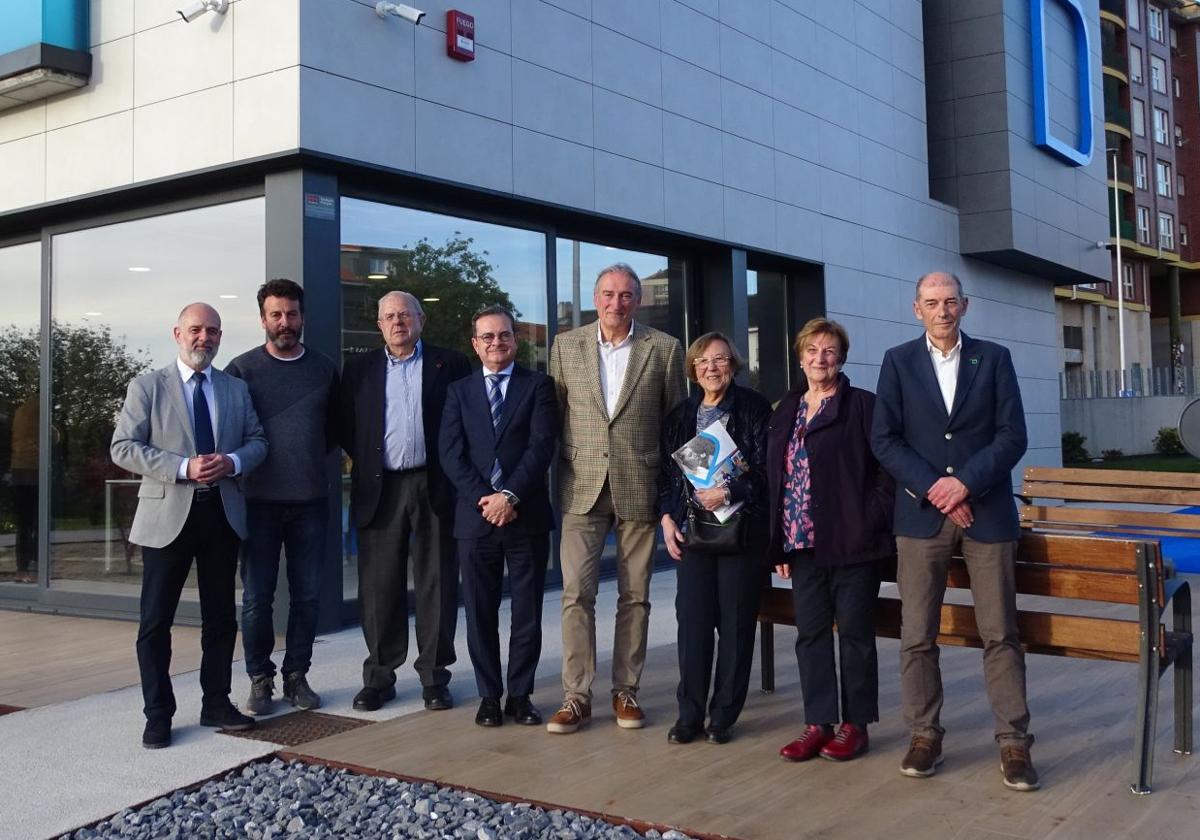 Desde la izquierda, los miembros del primer patronato de la Fundación: Roberto Álvarez (director-gerente), José Luis Sánchez, Miguel Ángel Fernández, Manuel García-Oliva, Pedro Larrañaga (tesorero), Carmen Sánchez (presidenta), Eloísa Gutiérrez (vicepresidenta) y José Antonio Perales (secretario).