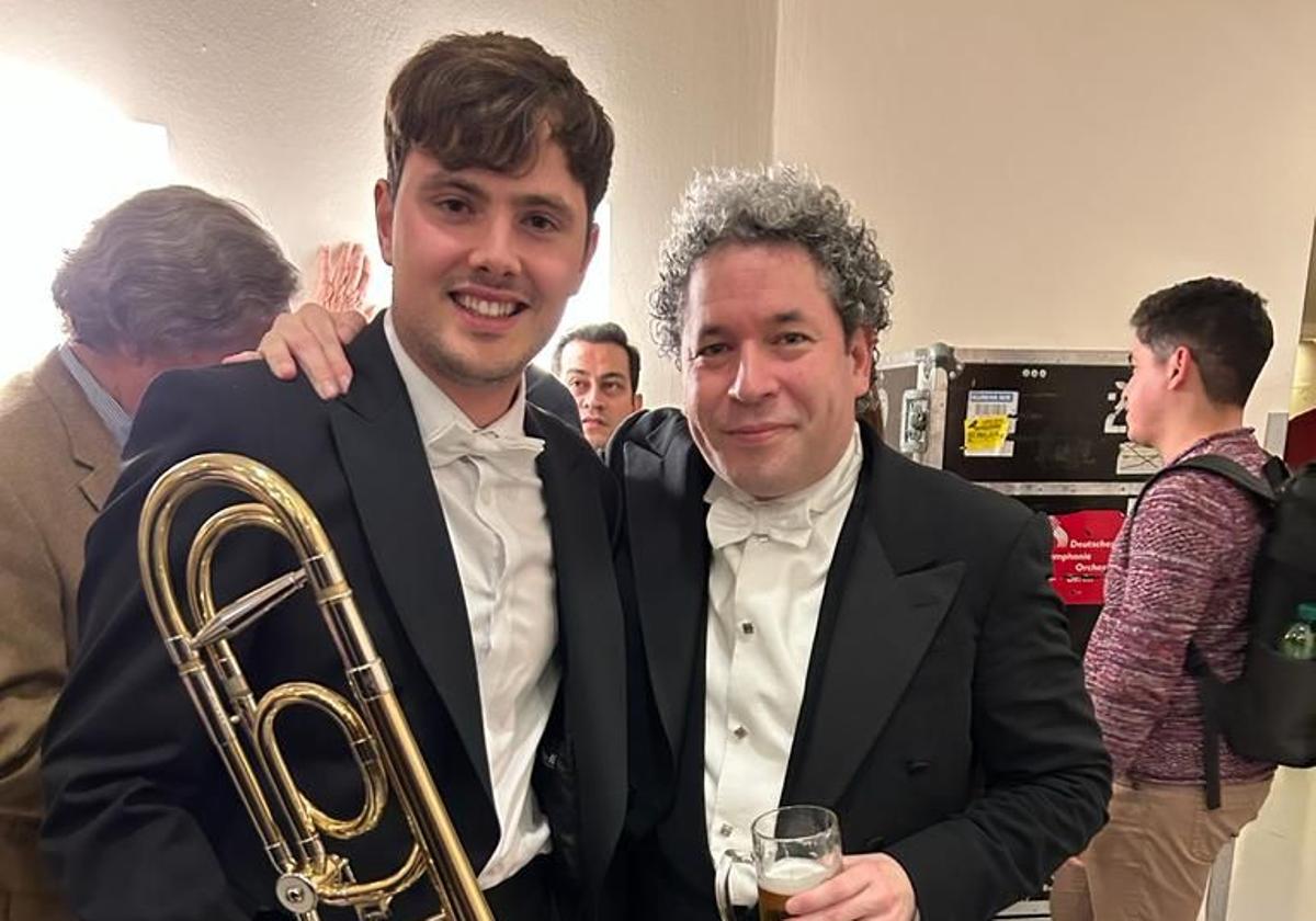 Víctor Alegría y el director de orquesta Gustavo Dudamel.