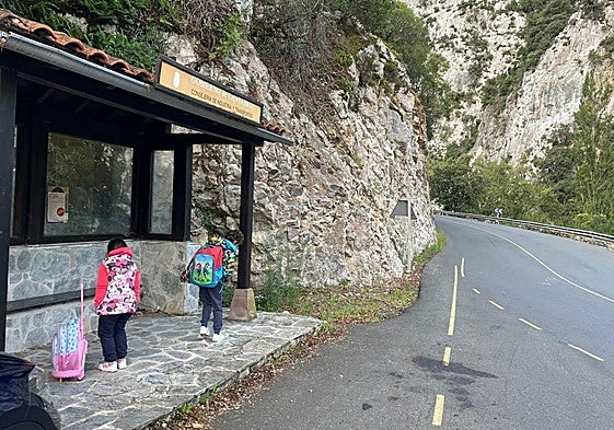 Escolares en una de las paradas del camino a Potes en el desfiladero de La Hermida.
