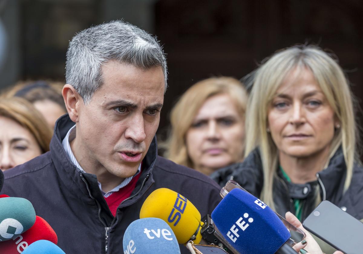 Pablo Zuloaga, en una comparecencia ante los medios en Castro Urdiales junto a la alcaldesa, Susana Herrán.