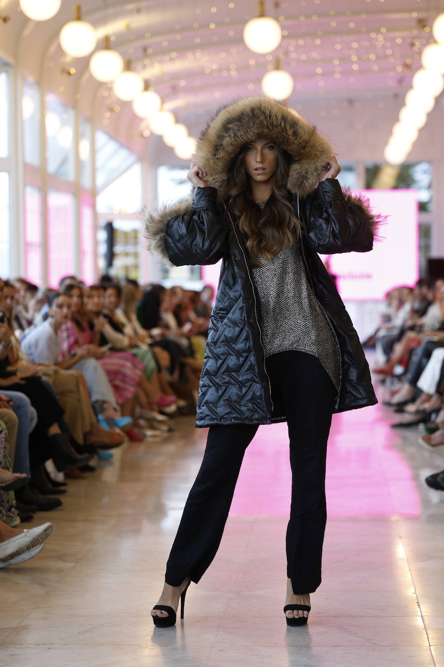 María Pardo con chaquetón acolchado con capucha con pelo de Allegra.