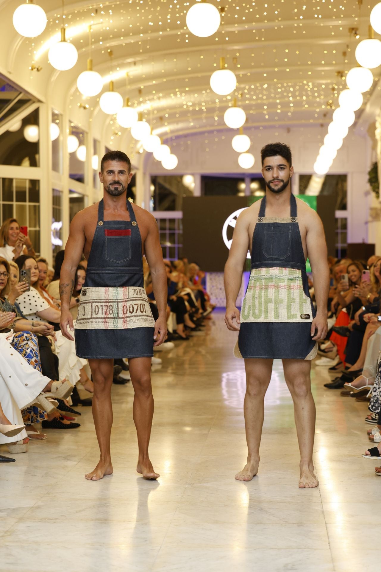 Francisco Ruiz y Marcos Cobo abrieron el desfile de 'Hecho en Café' de Walter Villarreal y su hija María José, naturales de Colombia.