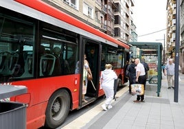 El Torrebús realiza una parada en la céntrica calle Julián Ceballos de Torrelavega.