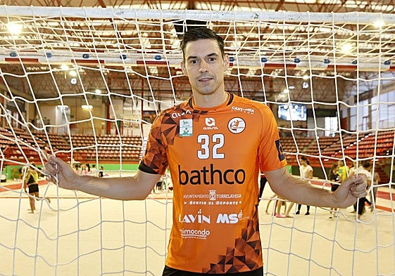 tÁngel Fernández posa en el Vicente Trueba antes de uno de los entrenamientos de esta semana.