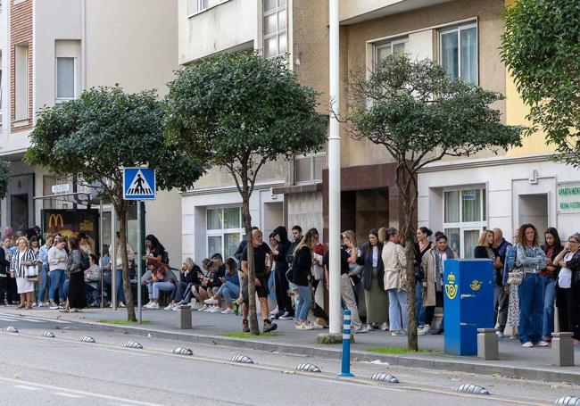 La cola se prolongaba por la avenida Reina Victoria