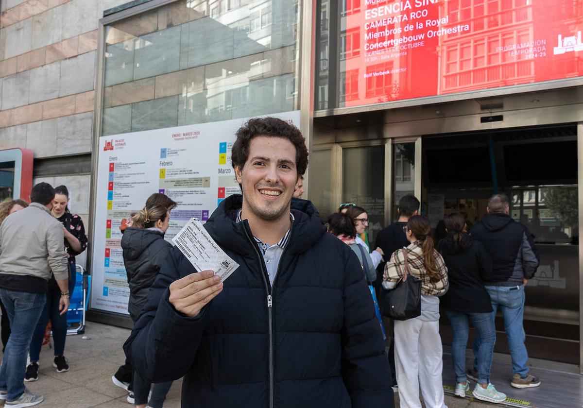 Juan Martín, primero en la cola, también la semana anterior, logró hacerse con sus esperadas entradas