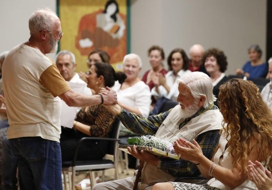 Antonio Ontañón choca la mano con José Luis Pajares, del colectivo Memoria Laredo.