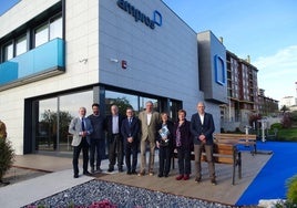 Desde la izquierda, los miembros del primer patronato de la Fundación: Roberto Álvarez (director-gerente), José Luis Sánchez, Miguel Ángel Fernández, Manuel García-Oliva, Pedro Larrañaga (tesorero), Carmen Sánchez (presidenta), Eloísa Gutiérrez (vicepresidenta) y José Antonio Perales (secretario).