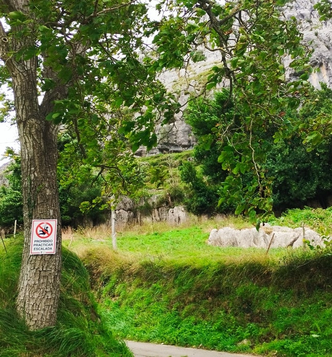 Señal que prohíbe escalar en la zona.