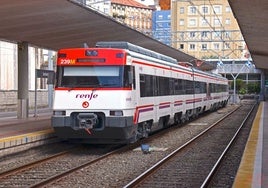 El convoy de la línea C1 en la estación de Santander, antes de su partida.