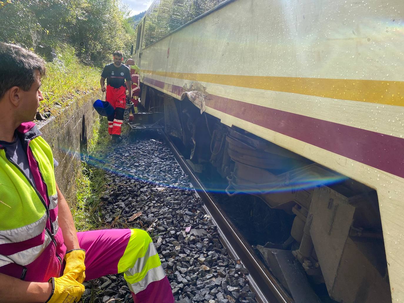 Los técnicos desplazados al lugar del accidente, reparando los daños