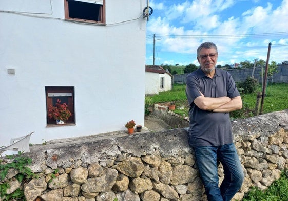 Antonio Ladra junto a la casas en la que se crio su padre en Toñanes