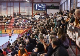 Aficionados del Bathco disfrutan de un partido en el Trueba.