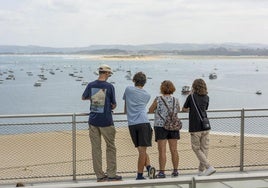 Un grupo de turistas toma fotografías desde la terraza superior del Centro Botín, en Santander, todo un atractivo para los visitantes.