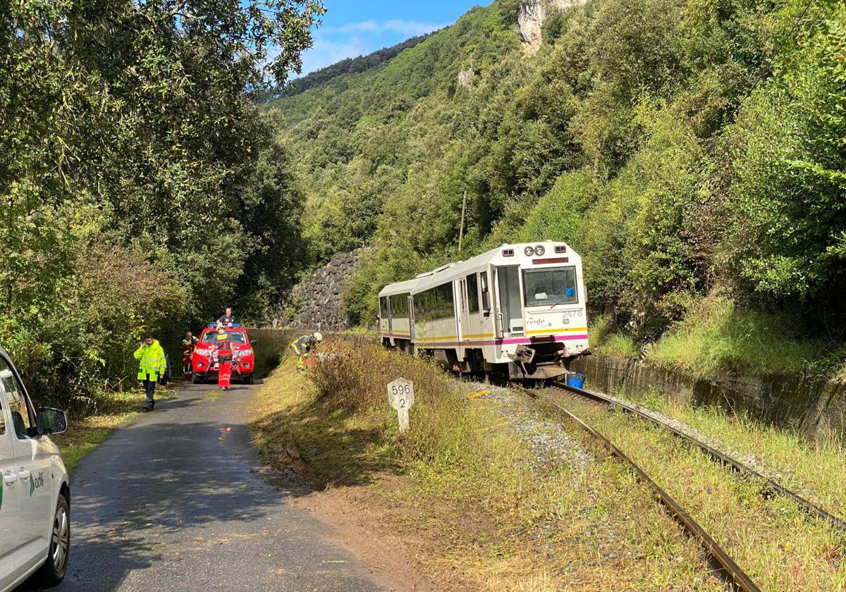 Imágenes del tren descarrilado en Gibaja y del dispositivo de emergencias.