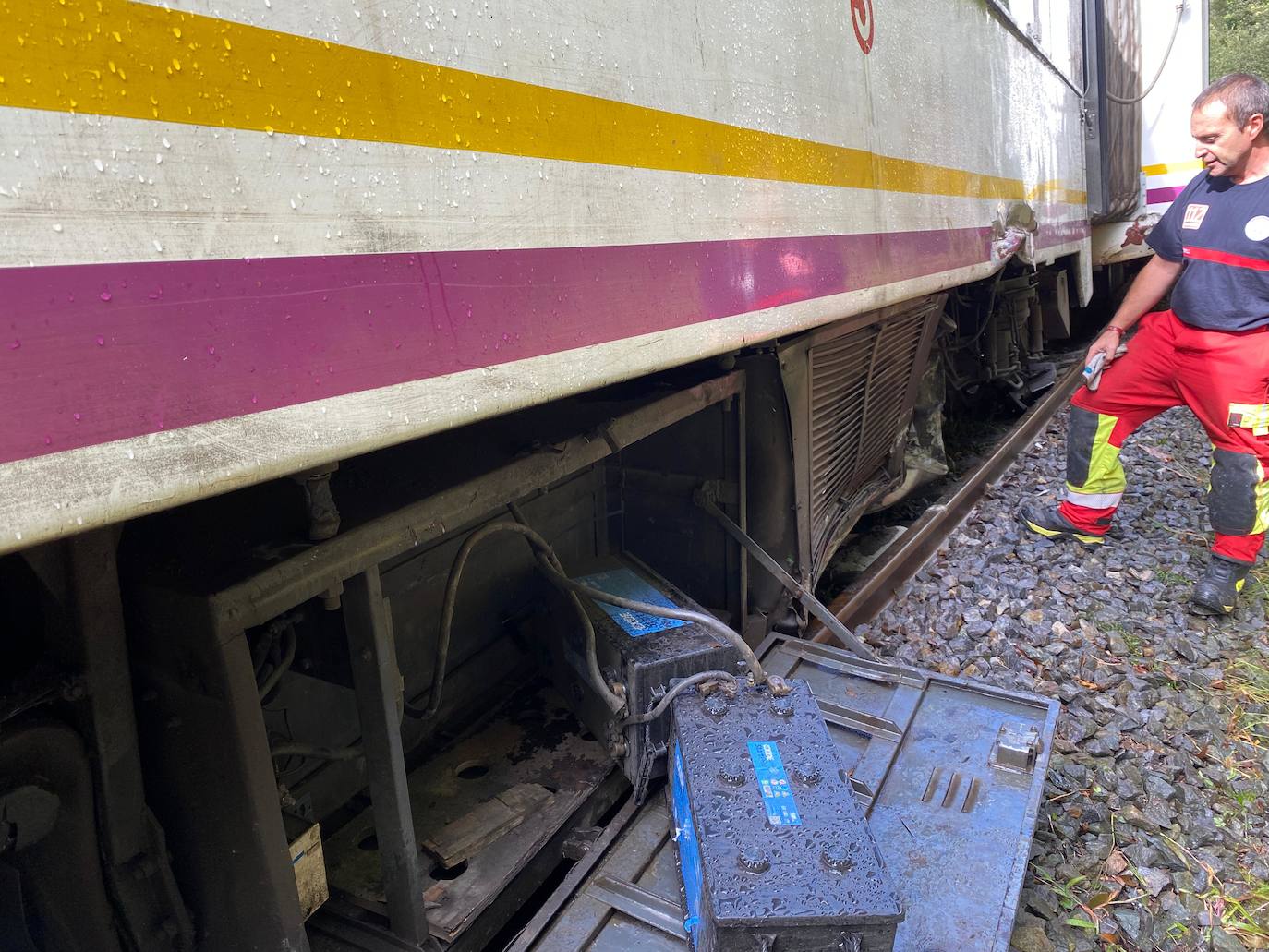 Labores de reparación de los daños en el tren