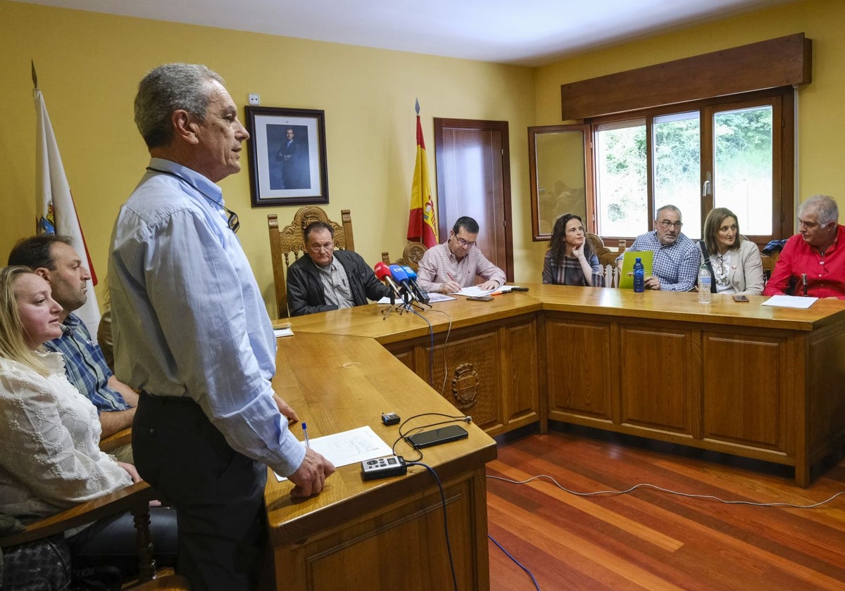 El alcalde y el resto de concejales de la corporación en el pleno donde salió adelante la moción de censura del exregidor socialista, José Luis Herrero.