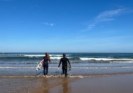 Ibai Hervas, subcampeón en parasurfing, junto a su mujer Bea, en Liencres.