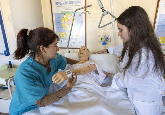 Yuliana Granados y su compañera Naroa Fernández, ambas alumnas de este ciclo formativo de grado medio que se imparte en el IES Cantabria (Santander), realizan unas prácticas con uno de los muñecos que tienen en el aula.