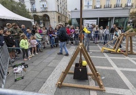 Las catapultas del Grupo FronMart atrajeron las miradas de pequeños y mayores en la plaza Pombo de Santander.