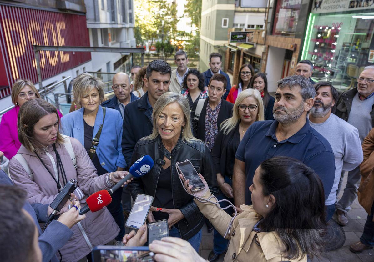 Susana Herrán, en la sede del PSOE, acompañada de militantes y líderes locales del PSOE de Cantabria.