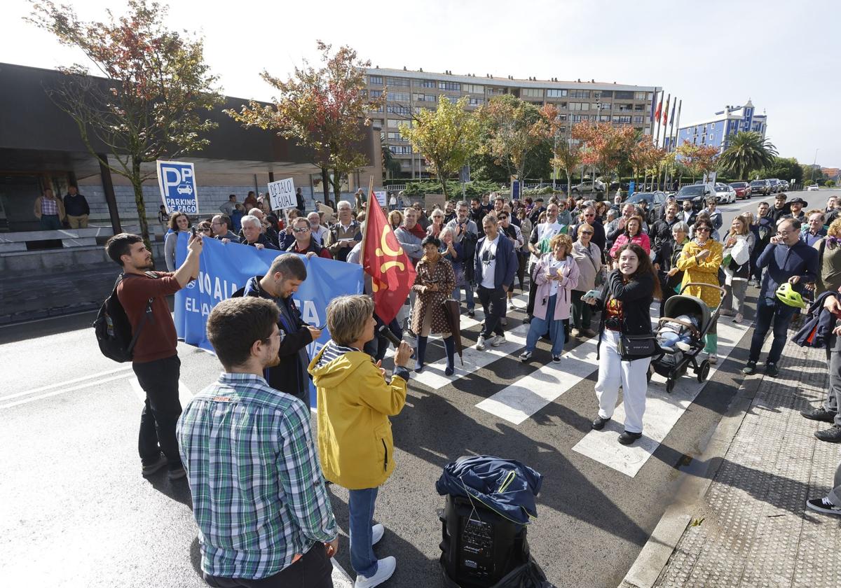 La lluvia no ha impedido que se celebre la protesta vecinal en El Sardinero