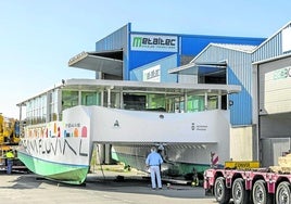 Salida de uno de los barcos ecológicos desde el Polígono de Raos rumbo a Tarragona, en 2023.