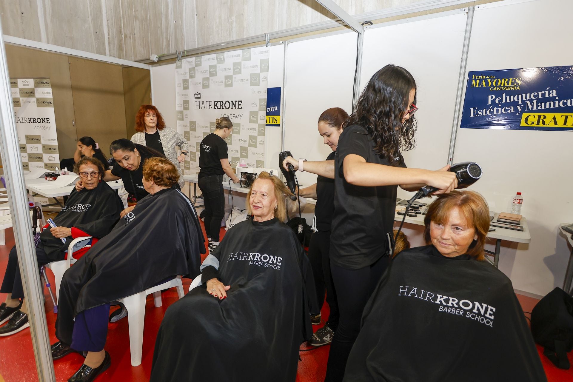 Las mujeres disfrutan de una sesión de peluquería gratuita.