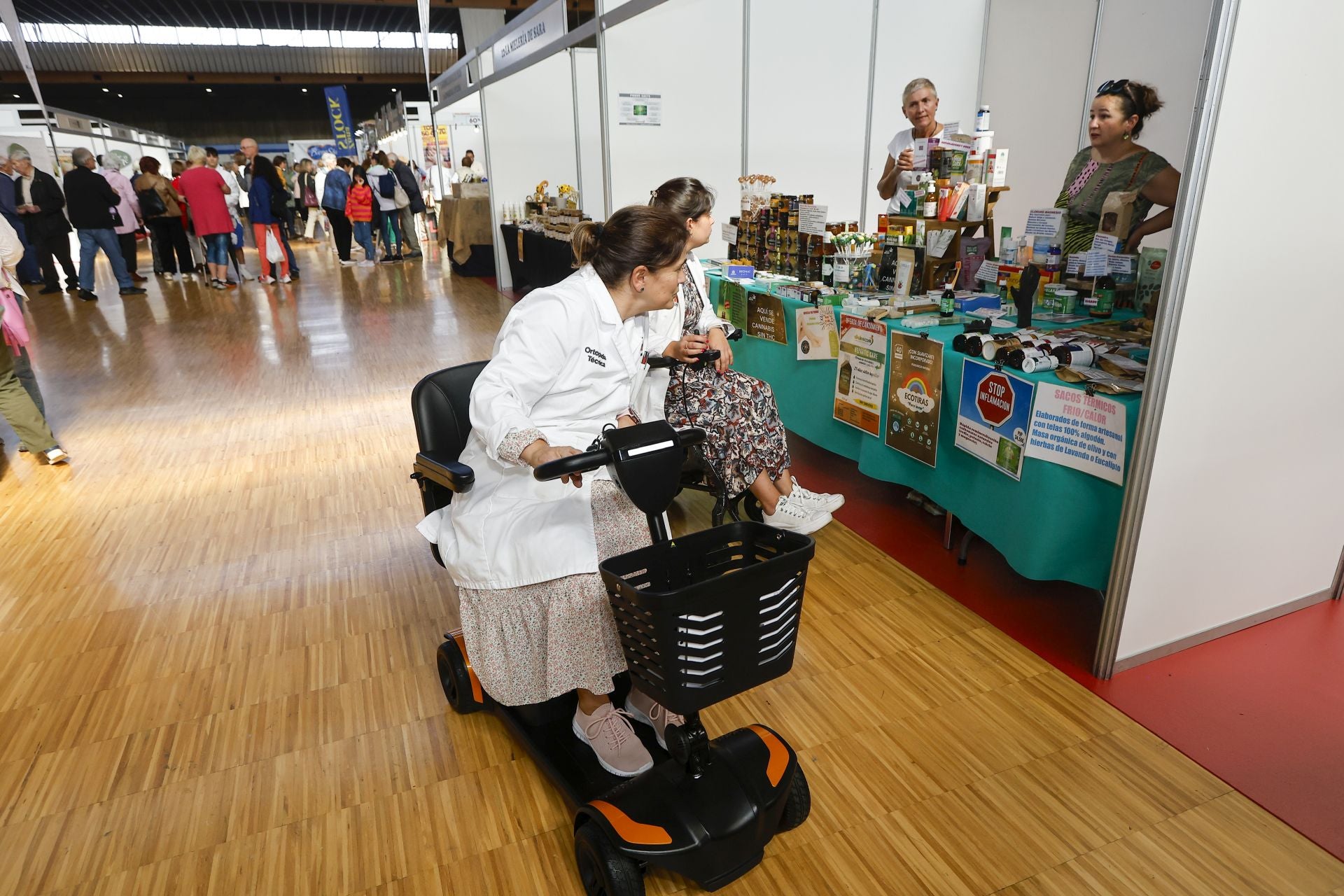 Una profesional del sector exhibe uno de los aparatos especializados para el desplazamiento de las personas mayores.