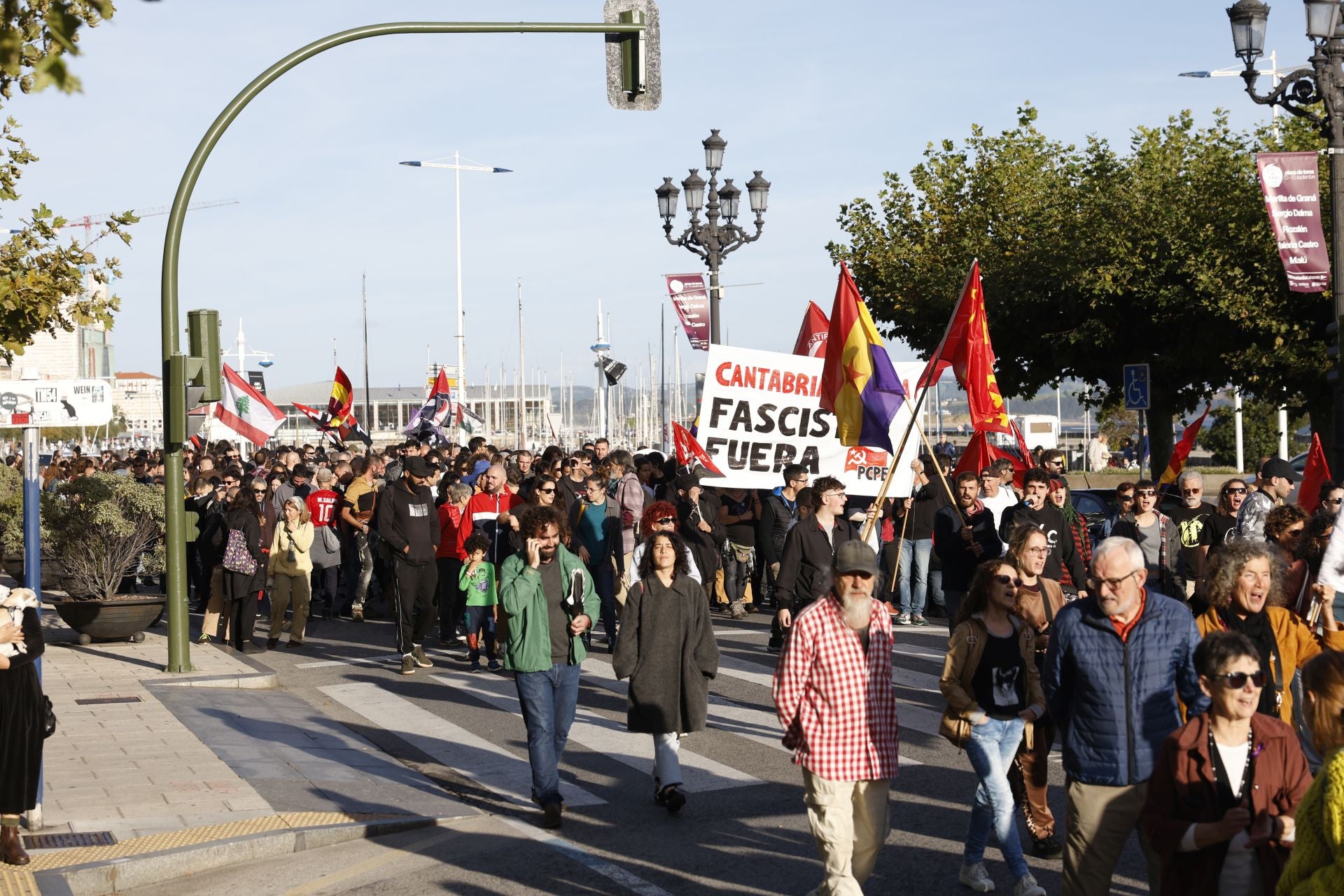 Medio millar de manifestantes acudieron a la convocatoria antifascista.