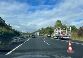 Vuelca sin heridos un camión en Hazas de Cesto