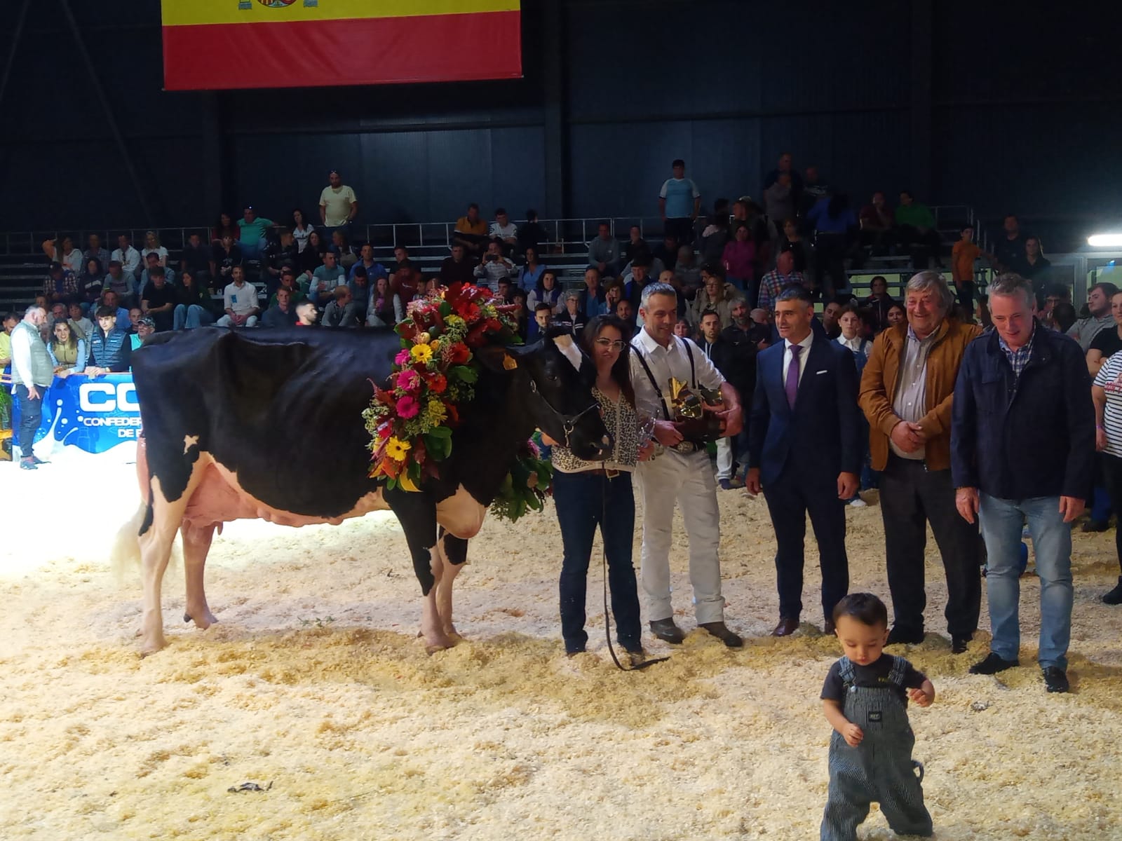 Llinde Ariel Jordan con el collar de flores que la acredita como la ganadora.