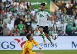 Andrés Martín salta frente a Yañez, el meta del Sporting, en el último partido en El Sardinero.