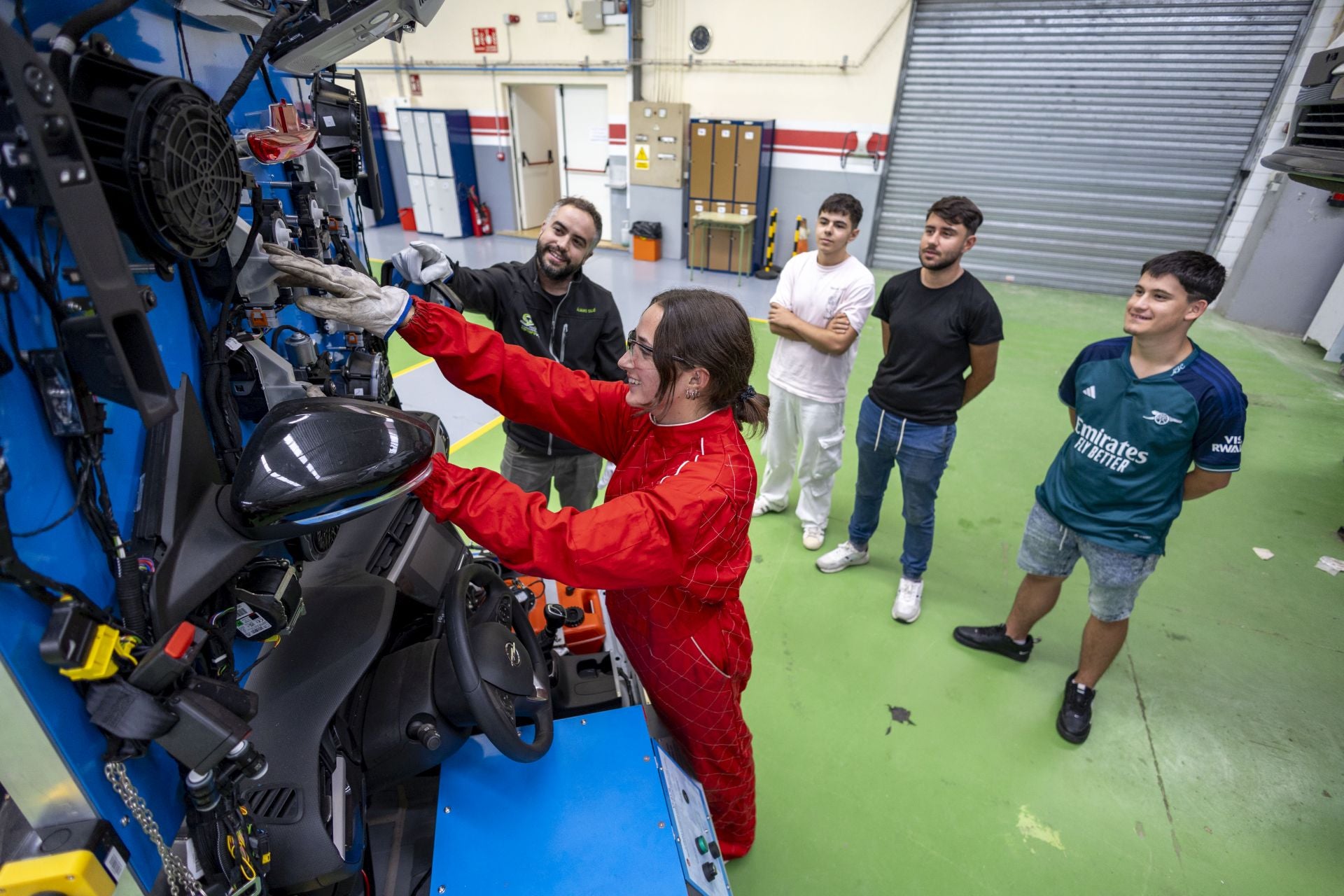 Álvaro Silió, profesor de Electromécanica de Vehículos, en una práctica con la alumna Carmen Domínguez. 