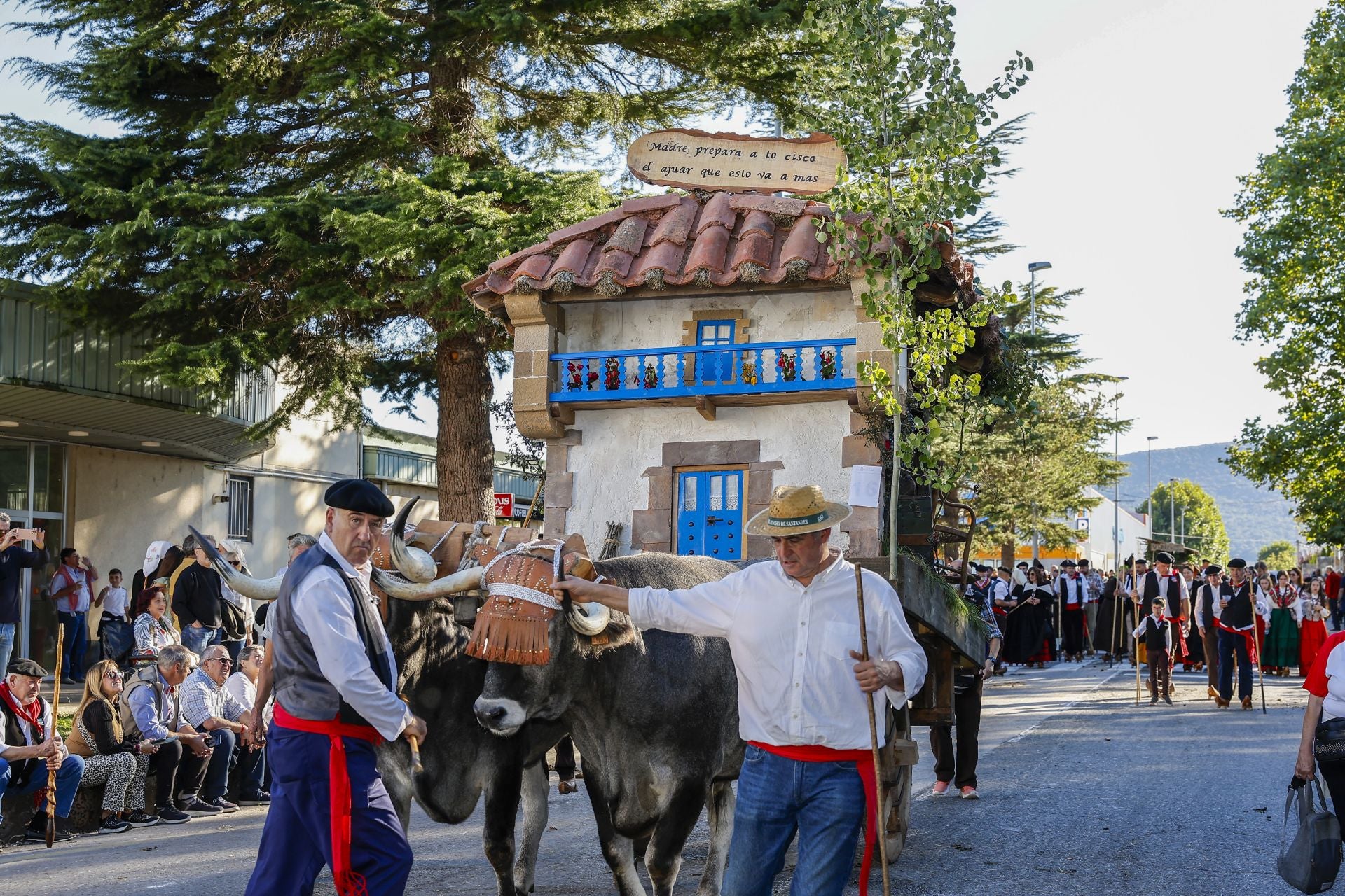 Madre prepara a to cisco el ajuar que esto va a más, del pueblo de Villar quedó segunda en el desfile