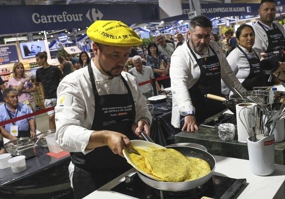 Pedro José Román, el chef de Cañadío, durante la elaboración de su tortilla en Alicante Gastronómica.