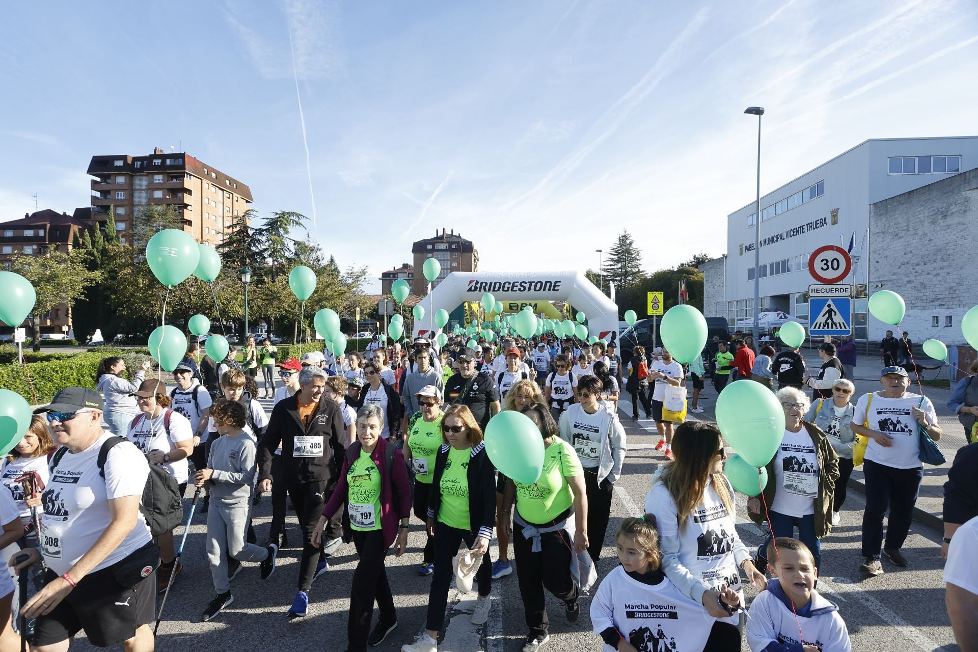 Salida con globos verdes y camisetas desde el Vicente Trueba de Torrelavega.