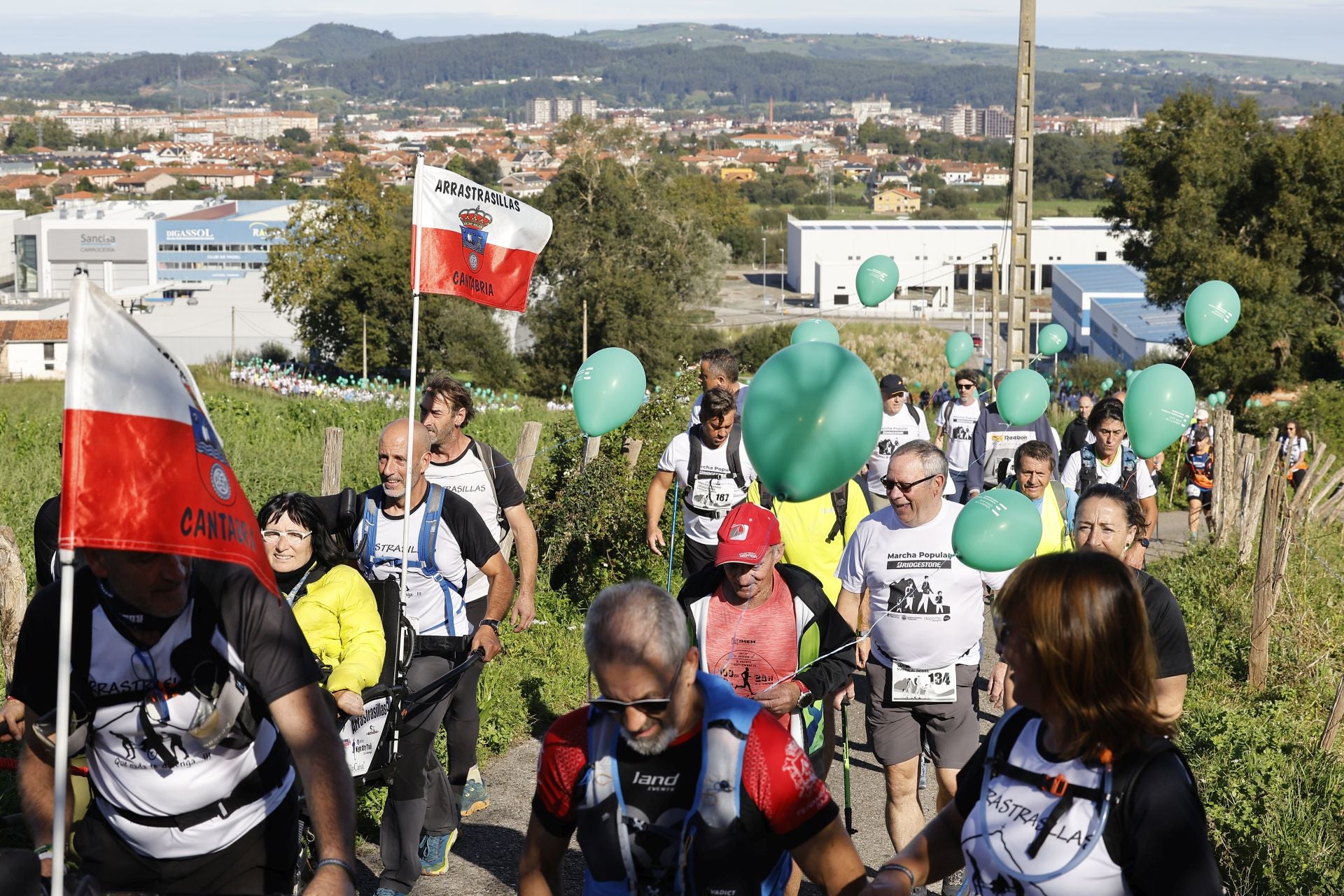 Andarines con la bandera de Cantabria en la cuesta con 600 metros de desnivel.