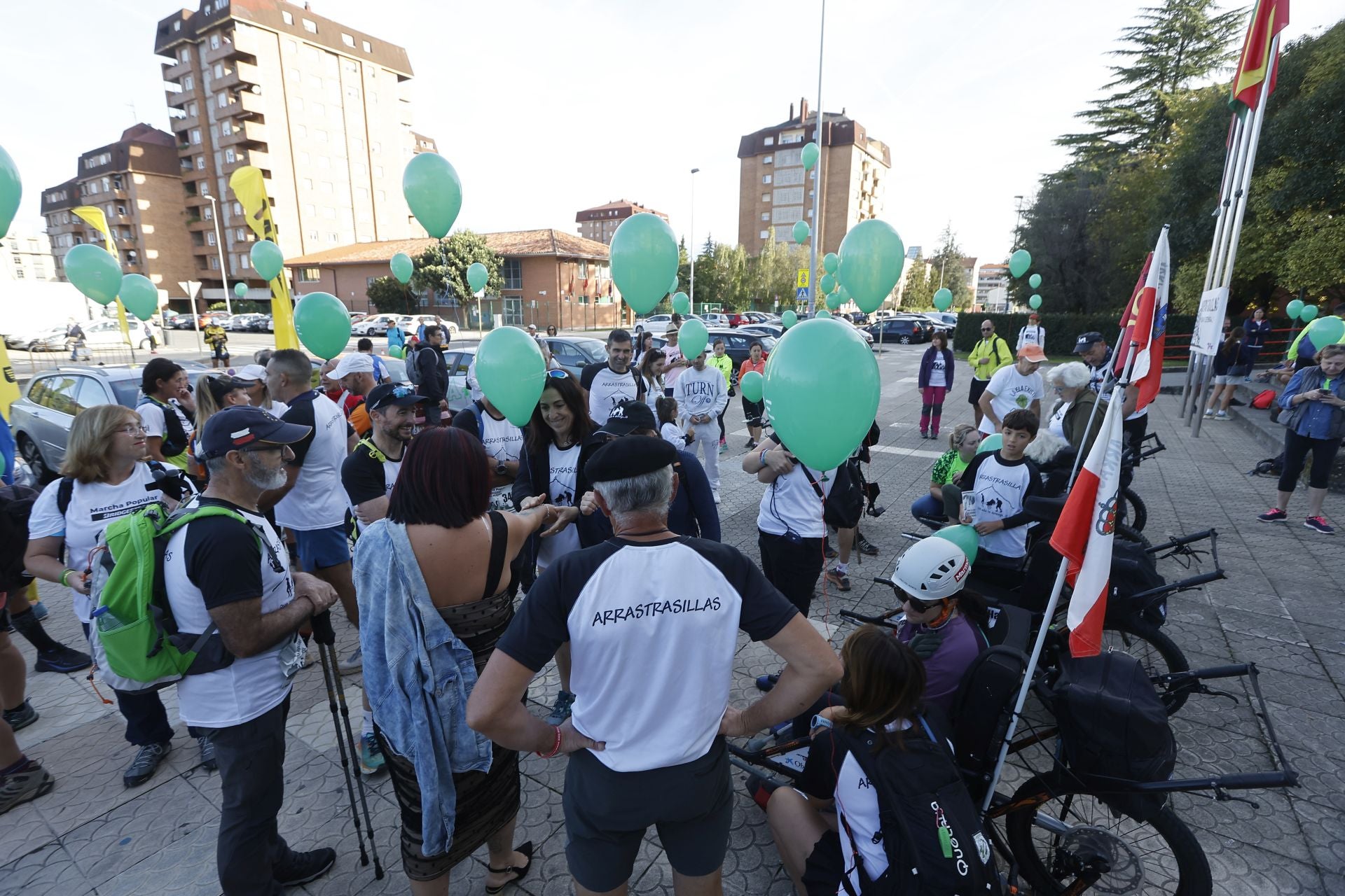 Los arrastrasillas preparan todo antes de la salida en Torrelavega.