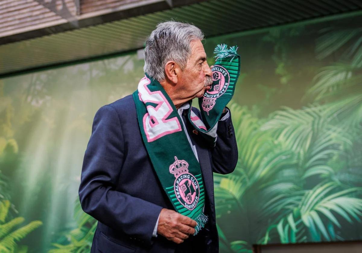 Miguel Ángel Revilla besa la bufanda del Racing de Santander.