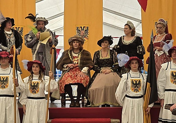 El monarca junto a su hermana Leonor, papel que encarnó la alcaldesa Charo Urquiza.