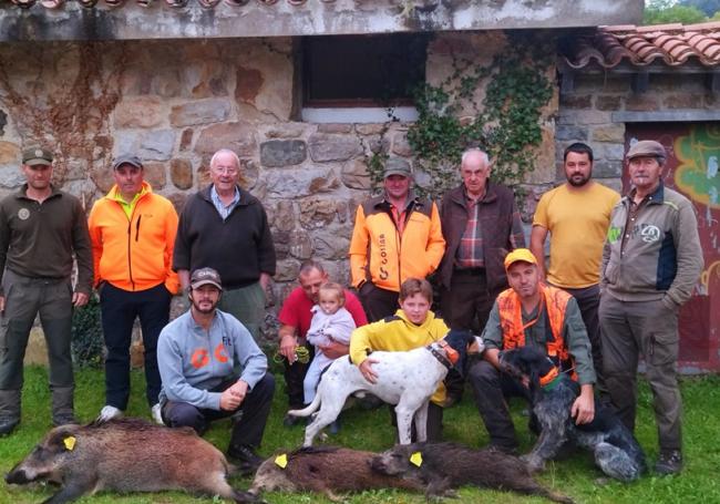 Cazadores de la cuadrilla 139, de Luis Gutiérrez, con los tres jabalíes abatidos en Candanoso recientemente.