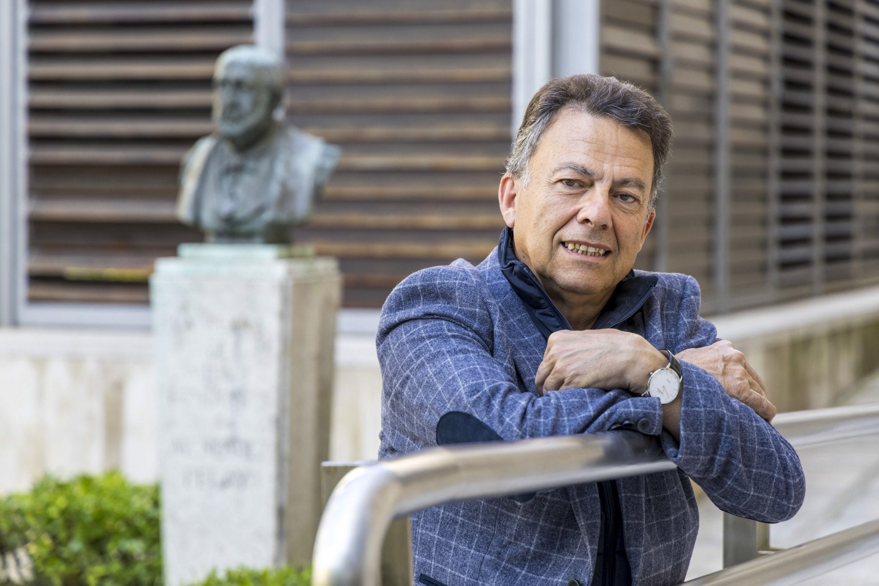 Borja Rodríguez, escritor y presidente de la Sociedad Menéndez Pelayo, que abrirá el ciclo el próximo jueves, posa en la Casa Museo del polígrafo santanderino.