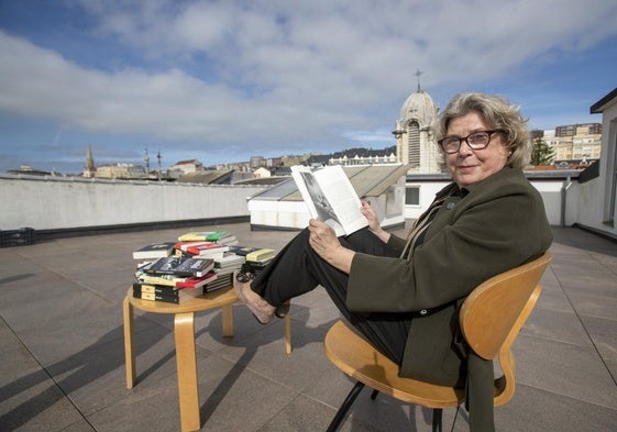 Paz Gil, periodista de formación, posa en la azotea del edificio de Pombo donde tiene su sede la popular librería, ahora distinguida.