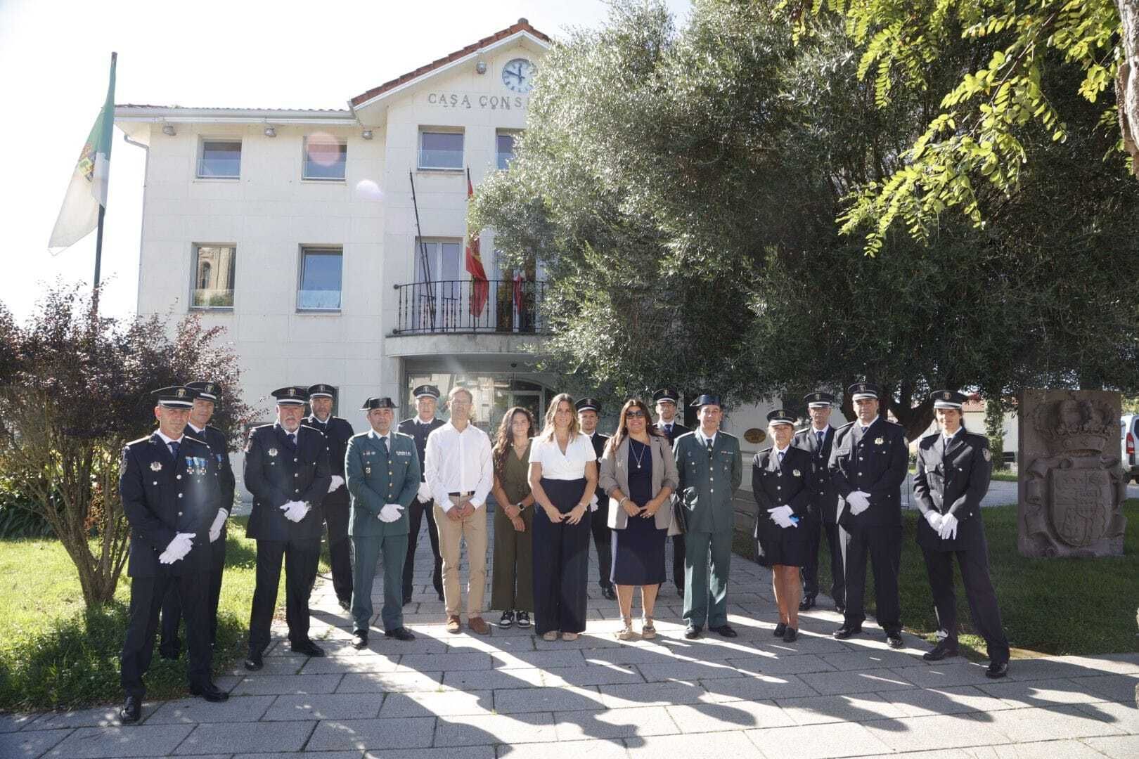 Agentes de la Guardia Civil se sumaron a la celebración en Noja. 