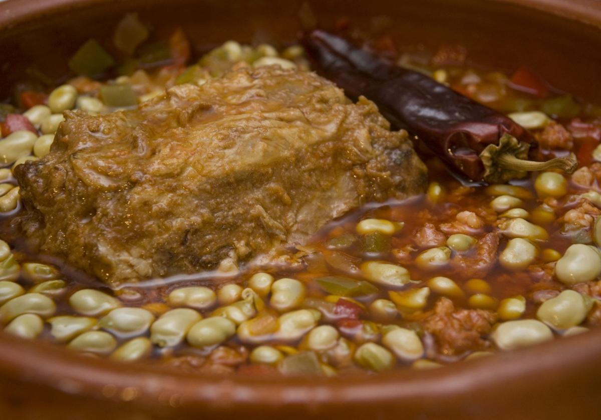 Un plato de arvejas con codillo de jamón