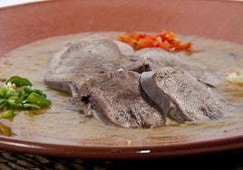 Un plato de lengua de ternera guisda.