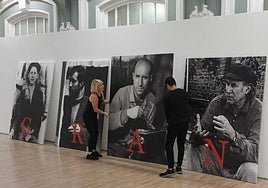 Begoña Merino, presidenta de la Fundación del pintor, participa en el montaje de la muestra. A la derecha, dos de sus obras.